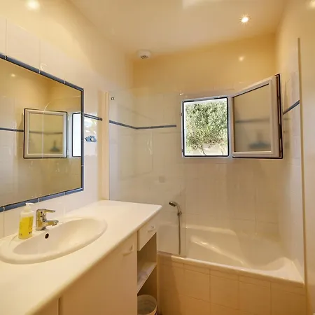 Maison Pour 8 Pers. Avec Jardin Prive, Proche Plage Et Marche - - Fr-1-258-49 *
